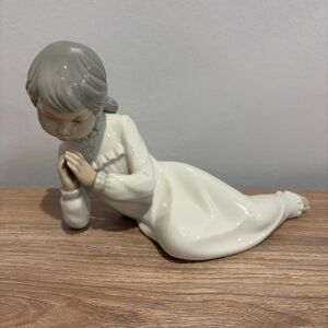 ZAPHIR LLADRO PRAYING GIRL PORCELAIN FIGURINE 7 1/2" Long bedtime prayers